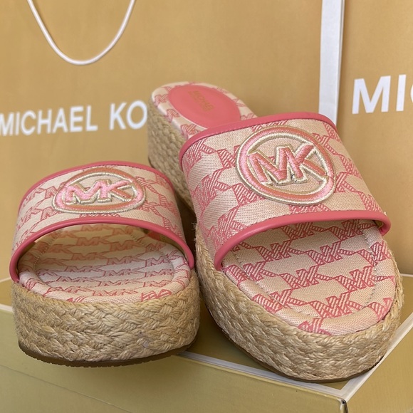 MICHAEL KORS SADLER WEDGE
MK OUTLINE JQD/EMB MK
TEA ROSE
49S3SDFA1Y
New - Picture 7 of 16